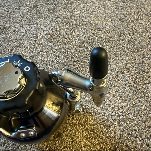 GrowlerWerks uKeg 1.9 L (128 oz) Pressurized Stainless Steel Growler with Tap - Picture 8 of 10